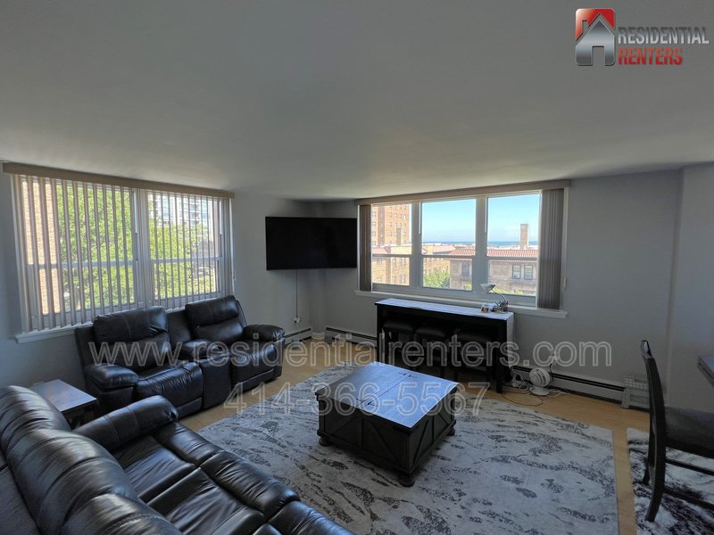 Lower East Side Lake View Condo. Utilities Incld & 2 Parking Spaces, Roof Top Solarium with Lakefront Views, Pets OK, Great Location! property image