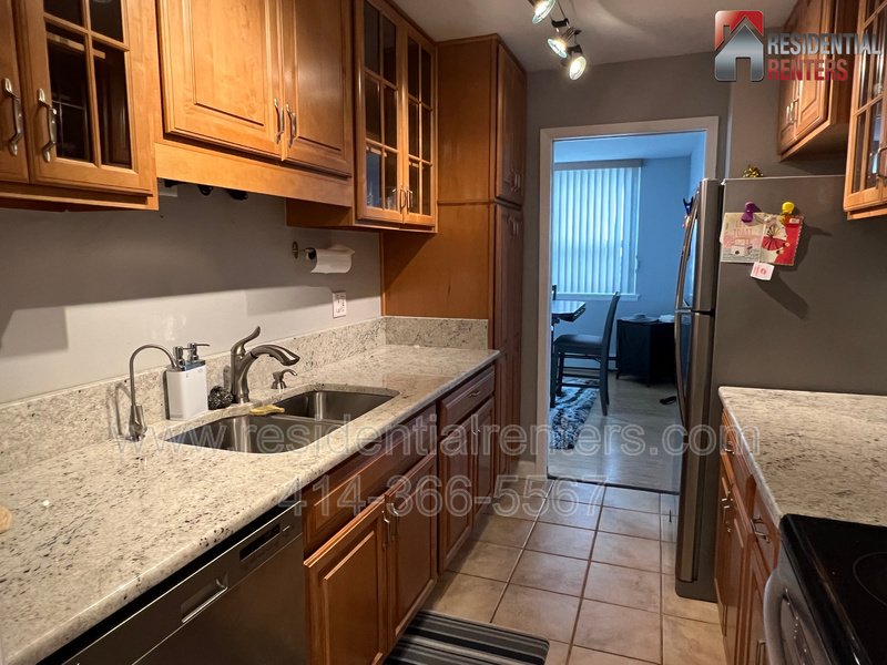Lower East Side Lake View Condo. Utilities Incld & 2 Parking Spaces, Roof Top Solarium with Lakefront Views, Pets OK, Great Location! property image