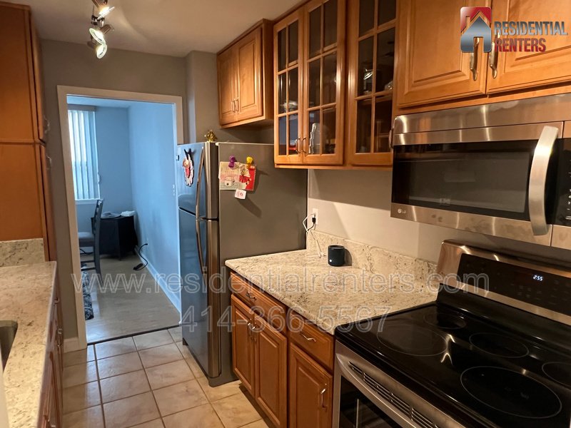 Lower East Side Lake View Condo. Utilities Incld & 2 Parking Spaces, Roof Top Solarium with Lakefront Views, Pets OK, Great Location! property image