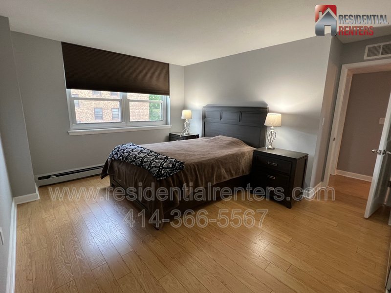 Lower East Side Lake View Condo. Utilities Incld & 2 Parking Spaces, Roof Top Solarium with Lakefront Views, Pets OK, Great Location! property image