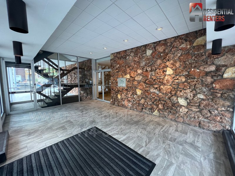 Lower East Side Lake View Condo. Utilities Incld & 2 Parking Spaces, Roof Top Solarium with Lakefront Views, Pets OK, Great Location! property image