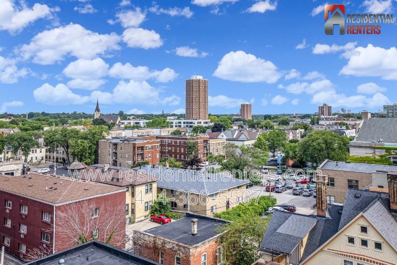 Lower East Side Lake View Condo. Utilities Incld & 2 Parking Spaces, Roof Top Solarium with Lakefront Views, Pets OK, Great Location! property image