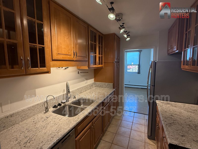 Lower East Side Lake View Condo. Utilities Incld & 2 Parking Spaces, Roof Top Solarium with Lakefront Views, Pets OK, Great Location! property image