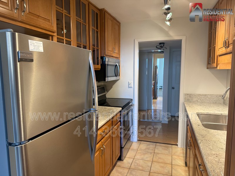 Lower East Side Lake View Condo. Utilities Incld & 2 Parking Spaces, Roof Top Solarium with Lakefront Views, Pets OK, Great Location! property image