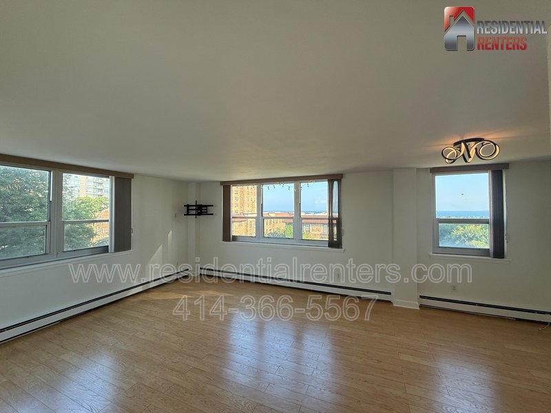 Lower East Side Lake View Condo. Utilities Incld & 2 Parking Spaces, Roof Top Solarium with Lakefront Views, Pets OK, Great Location! property image