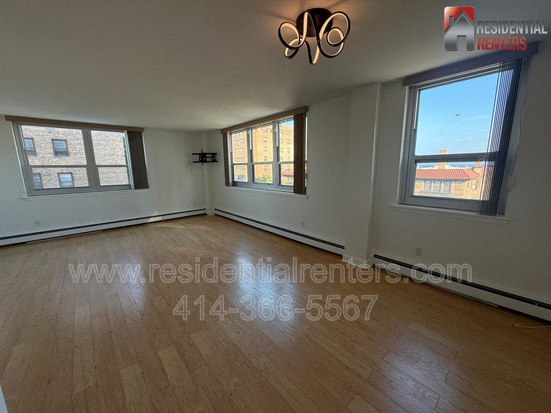 Lower East Side Lake View Condo. Utilities Incld & 2 Parking Spaces, Roof Top Solarium with Lakefront Views, Pets OK, Great Location! property image