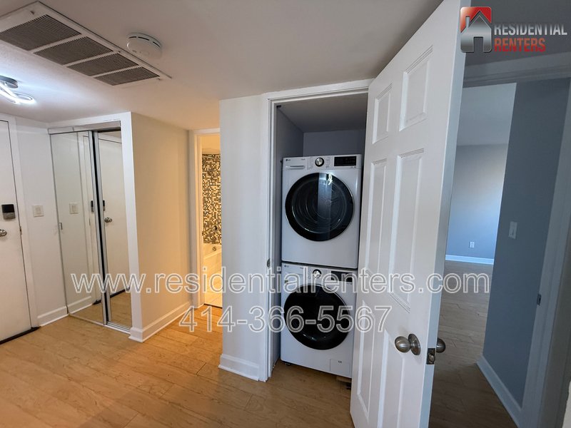Lower East Side Lake View Condo. Utilities Incld & 2 Parking Spaces, Roof Top Solarium with Lakefront Views, Pets OK, Great Location! property image
