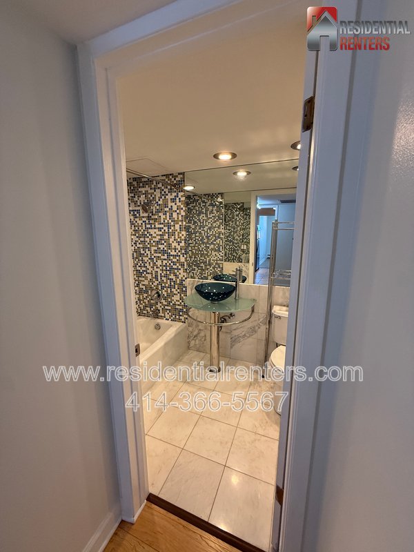 Lower East Side Lake View Condo. Utilities Incld & 2 Parking Spaces, Roof Top Solarium with Lakefront Views, Pets OK, Great Location! property image