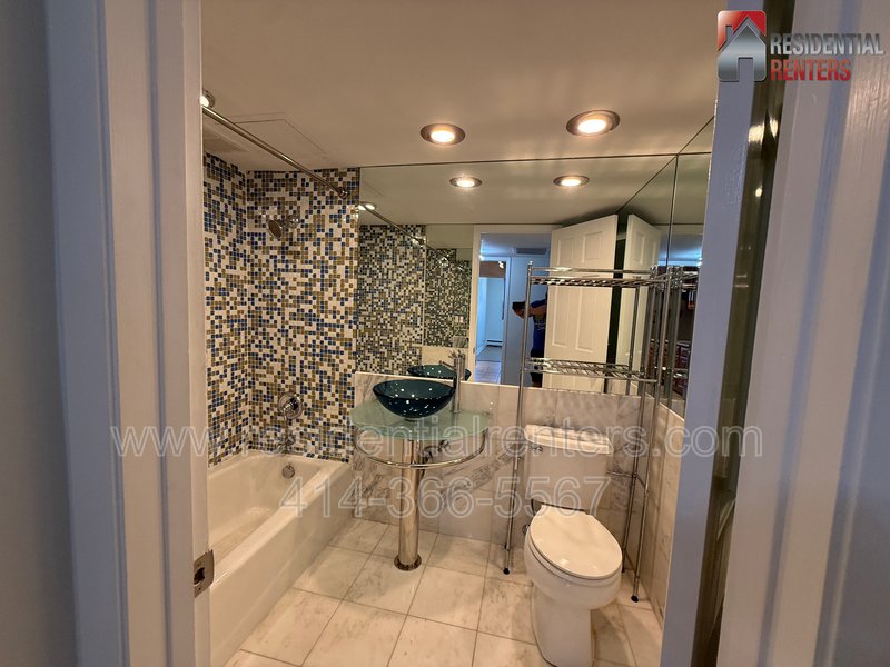 Lower East Side Lake View Condo. Utilities Incld & 2 Parking Spaces, Roof Top Solarium with Lakefront Views, Pets OK, Great Location! property image