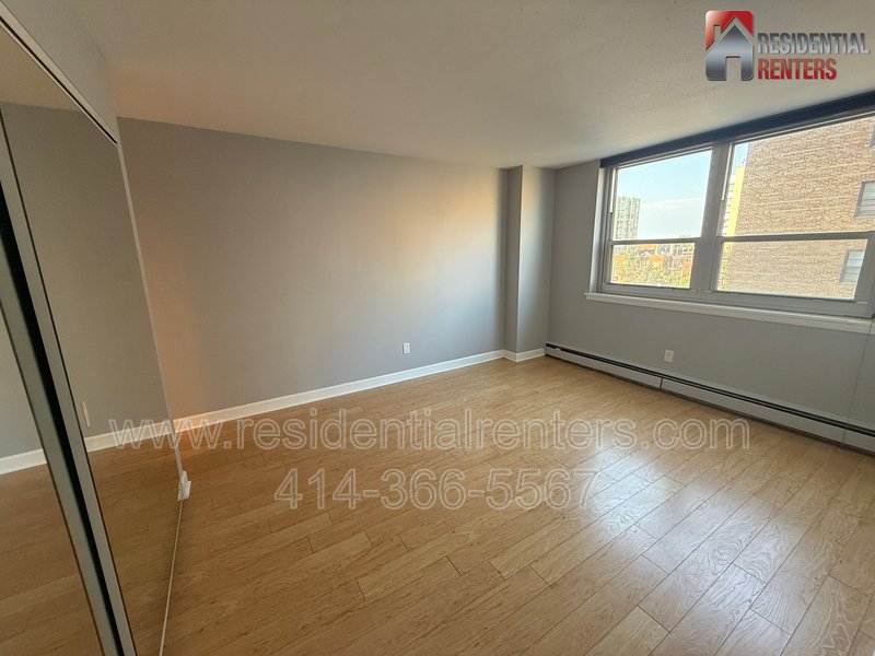 Lower East Side Lake View Condo. Utilities Incld & 2 Parking Spaces, Roof Top Solarium with Lakefront Views, Pets OK, Great Location! property image
