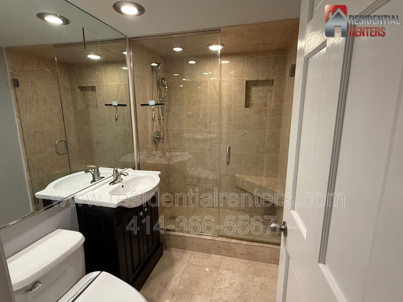 Lower East Side Lake View Condo. Utilities Incld & 2 Parking Spaces, Roof Top Solarium with Lakefront Views, Pets OK, Great Location! property image