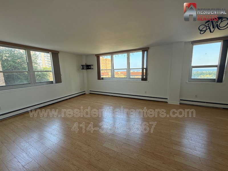 Lower East Side Lake View Condo. Utilities Incld & 2 Parking Spaces, Roof Top Solarium with Lakefront Views, Pets OK, Great Location! property image