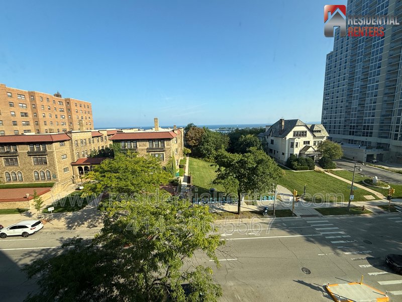 Lower East Side Lake View Condo. Utilities Incld & 2 Parking Spaces, Roof Top Solarium with Lakefront Views, Pets OK, Great Location! property image