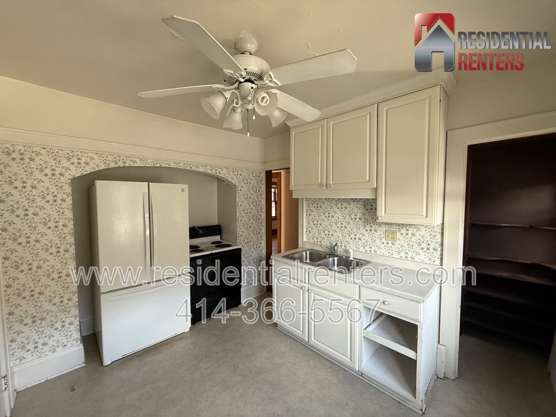 Shorewood 2BDR Upper Duplex, Garage Parking, Pet Friendly! property image