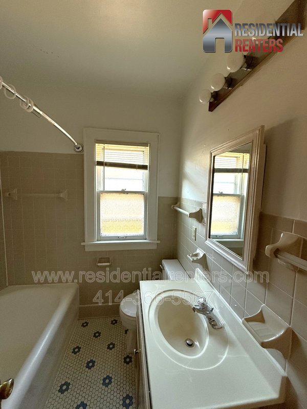 Shorewood 2BDR Upper Duplex, Garage Parking, Pet Friendly! property image