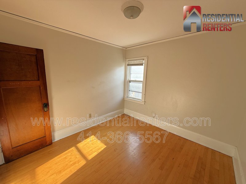 Shorewood 2BDR Upper Duplex, Garage Parking, Pet Friendly! property image