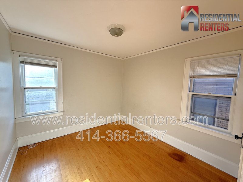 Shorewood 2BDR Upper Duplex, Garage Parking, Pet Friendly! property image