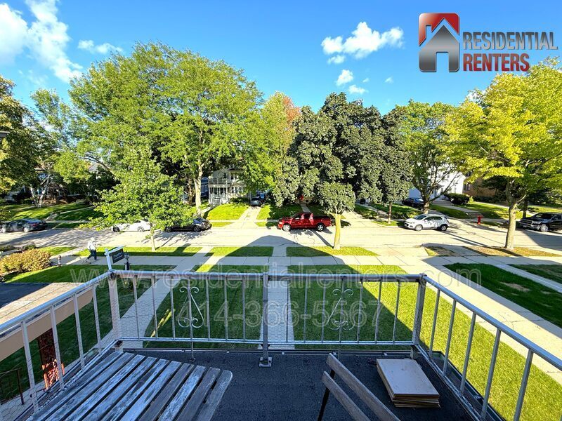 Shorewood 2BDR Upper Duplex, Garage Parking, Pet Friendly! property image