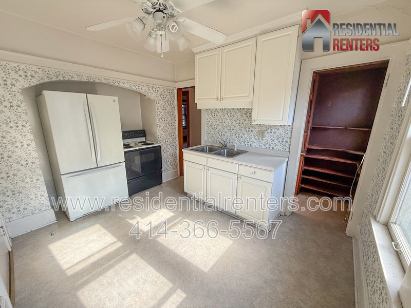 Shorewood 2BDR Upper Duplex, Garage Parking, Pet Friendly! property image