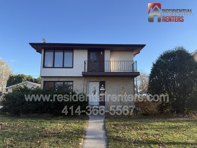 Spacious 3BR Lower Duplex with Garage & Modern Flooring – Milwaukee property image