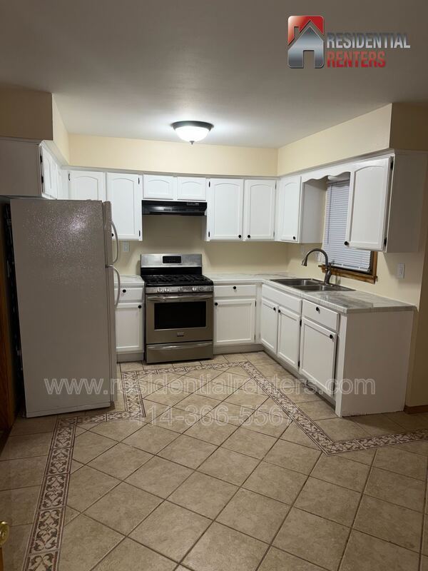 Spacious 3BR Lower Duplex with Garage & Modern Flooring – Milwaukee property image