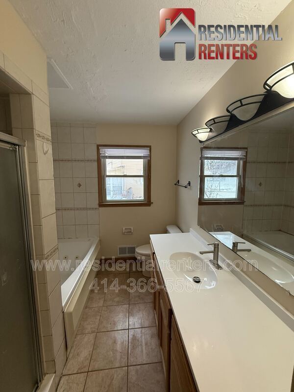 Spacious 3BR Lower Duplex with Garage & Modern Flooring – Milwaukee property image