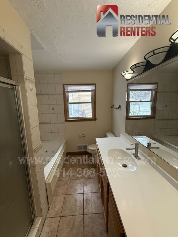 Spacious 3BR Lower Duplex with Garage & Modern Flooring – Milwaukee property image