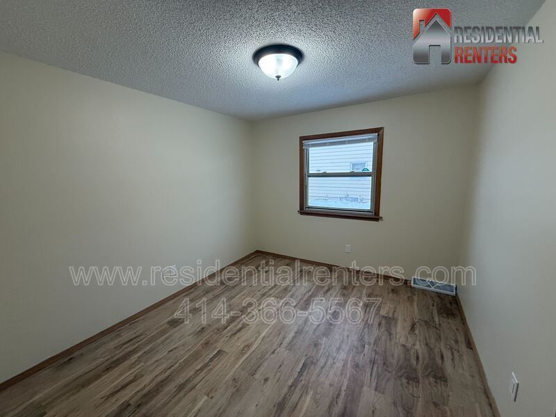 Spacious 3BR Lower Duplex with Garage & Modern Flooring – Milwaukee property image