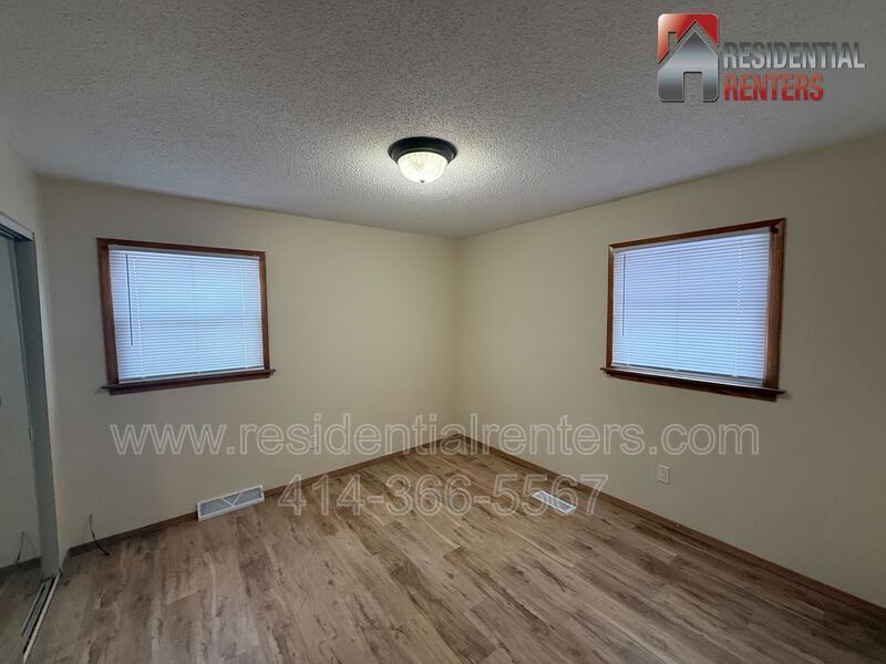 Spacious 3BR Lower Duplex with Garage & Modern Flooring – Milwaukee property image