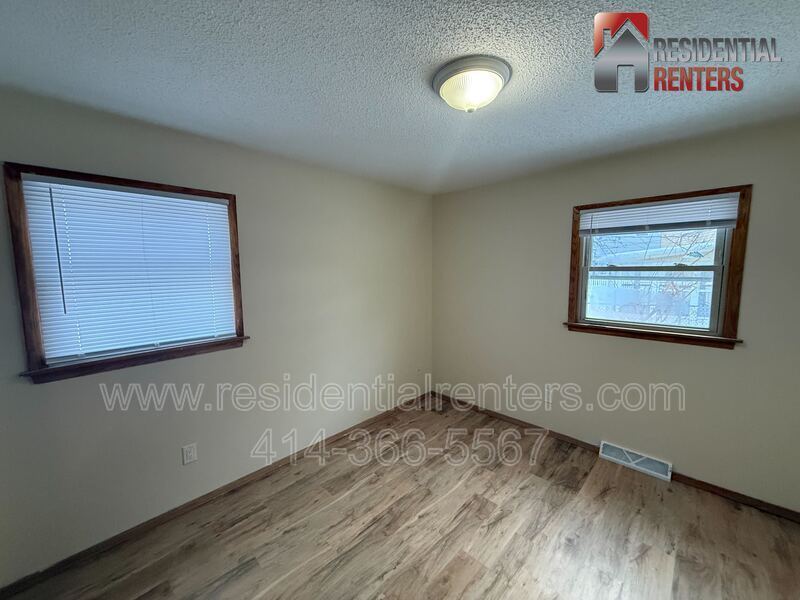 Spacious 3BR Lower Duplex with Garage & Modern Flooring – Milwaukee property image