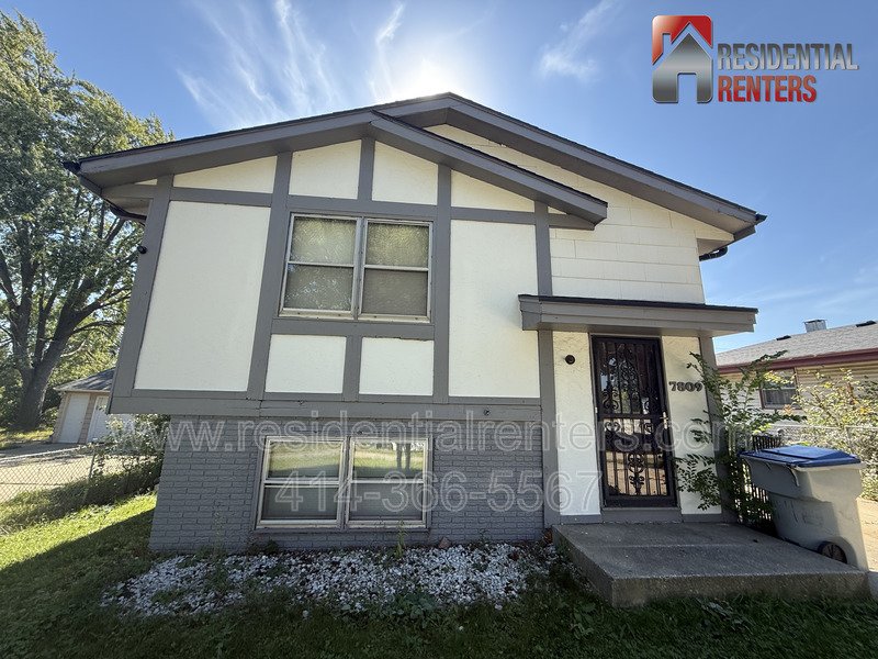 Spacious 3BR Single Family Home with Garage & Modern Flooring – Menomonee River Hills property image