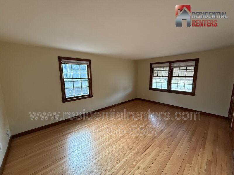 West Allis 2 Bedroom Lower, Just Updated, Stainless, Granite, Luxury Plank, Garage Parking property image