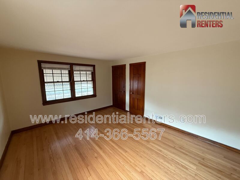 West Allis 2 Bedroom Lower, Just Updated, Stainless, Granite, Luxury Plank, Garage Parking property image