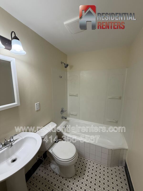 West Allis 2 Bedroom Lower, Just Updated, Stainless, Granite, Luxury Plank, Garage Parking property image