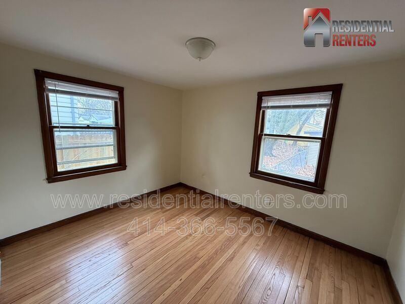 West Allis 2 Bedroom Lower, Just Updated, Stainless, Granite, Luxury Plank, Garage Parking property image