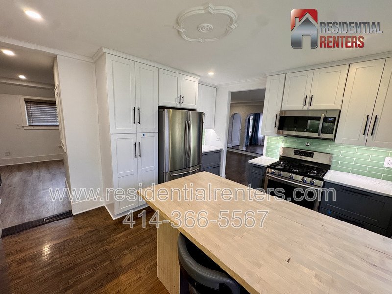 Cozy Wauwatosa Upper Duplex, Garage Parking, & Cats Ok! property image