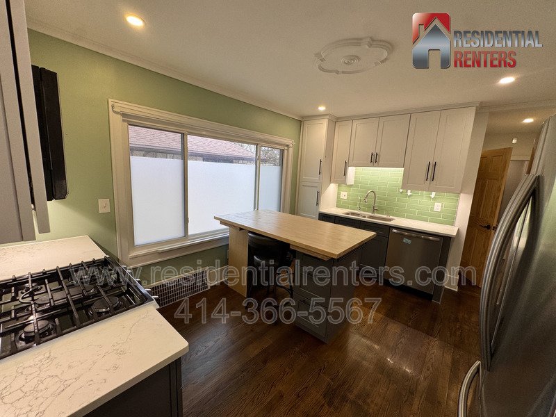 Cozy Wauwatosa Upper Duplex, Garage Parking, & Cats Ok! property image