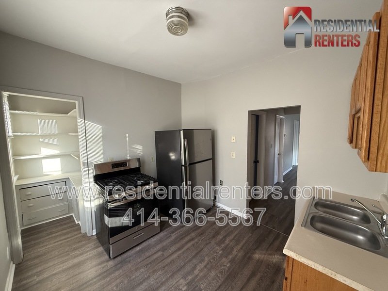 Washington Park Newly Remodeled Lower Duplex with Off Street Parking, Pets Welcome property image