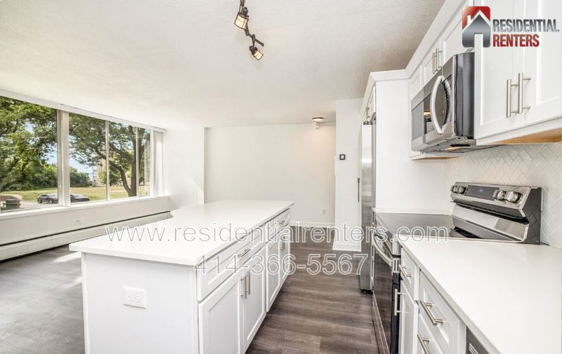 Lower East Side Condo at the Fenwick. Garage Parking, Roof Top Lakefront Views, Great Location! property image