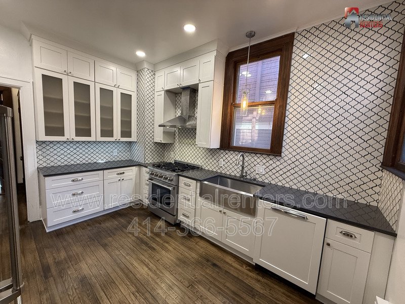 Recently Renovated Midtown Neighborhood House with 2 Car Garage property image