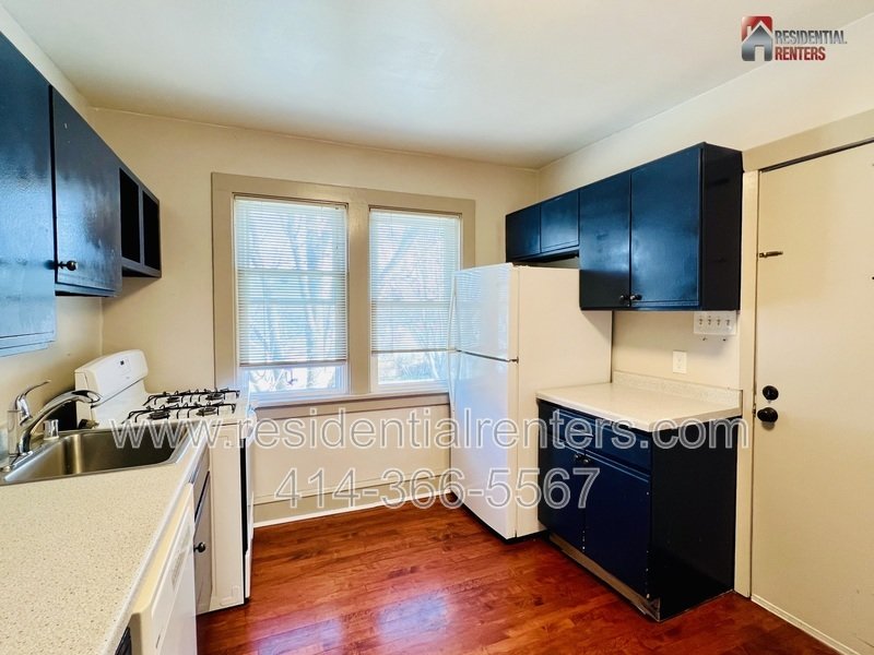 West Allis Upper Duplex, Hardwood Floors, & Pets Ok property image