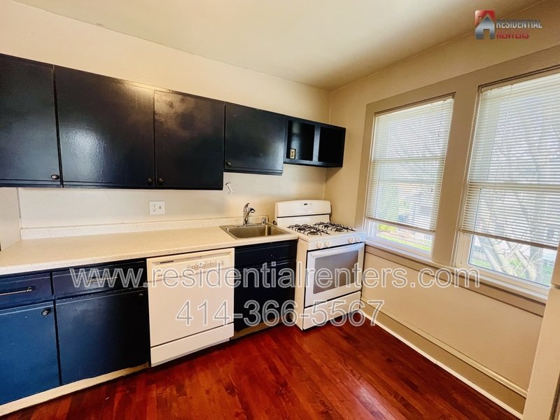 West Allis Upper Duplex, Hardwood Floors, & Pets Ok property image