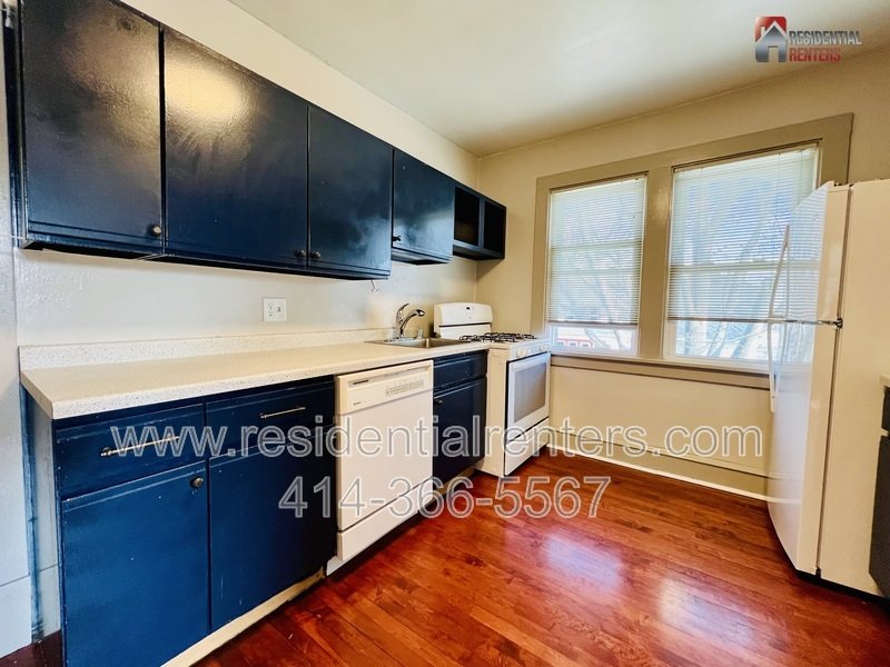 West Allis Upper Duplex, Hardwood Floors, & Pets Ok property image