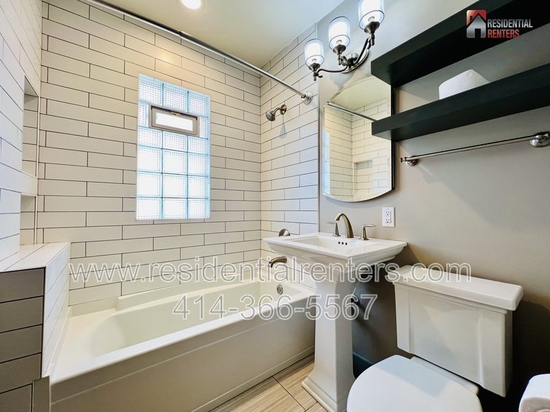 West Allis Upper Duplex, Hardwood Floors, & Pets Ok property image