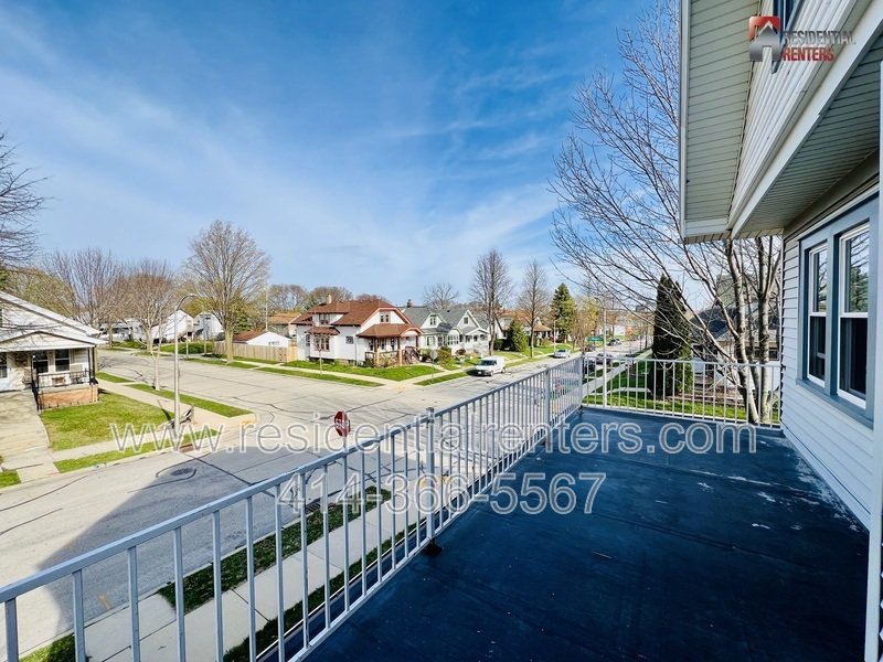 West Allis Upper Duplex, Hardwood Floors, & Pets Ok property image