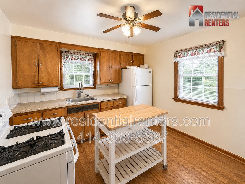 Cozy Bluemound Heights Lower, Pet Friendly, Off Street Parking property image