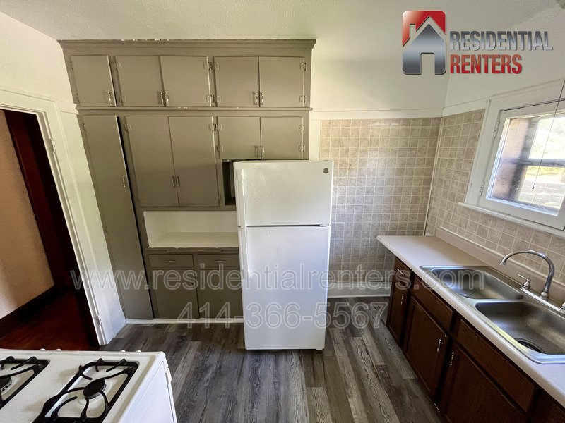 Bay View 1 BR Classic Charm w/ Heat & Parking Included. Pets Welcome, Great Location! property image