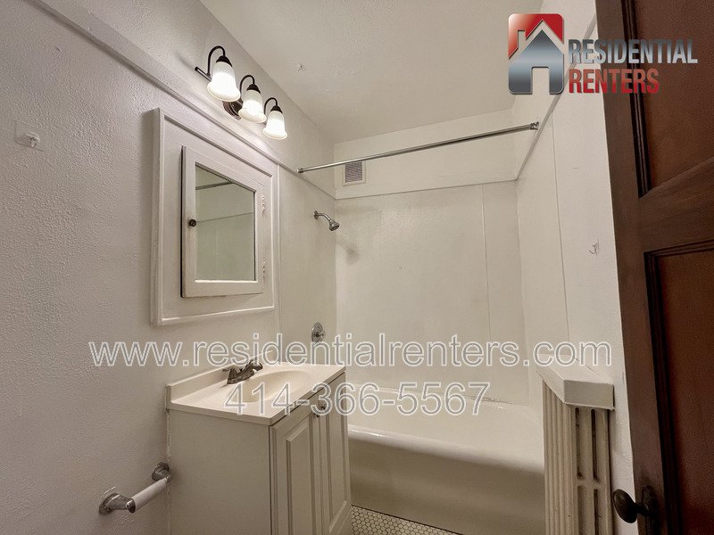 Bay View 1 BR Classic Charm w/ Heat & Parking Included. Pets Welcome, Great Location! property image