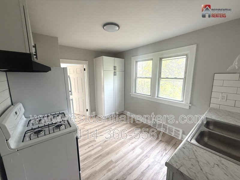 Cozy Upper Floor Duplex, Harambee Neighborhood, Parking Available! property image