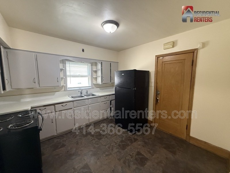 Spacious lower unit with hardwood floors, tile in bathroom and Garage parking. property image